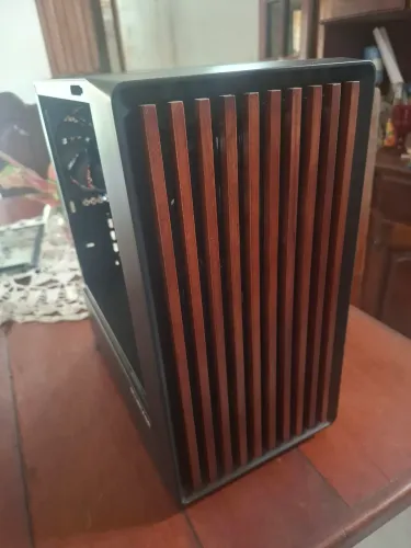 PC Gamer Requinte com detalhes em madeira
