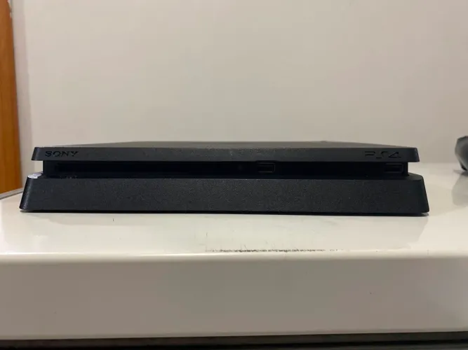 Ps4 slim 800gb acompanhado de 2 controles e 3 jogos da PlayStation(gow 3 ,4 e gta 5)