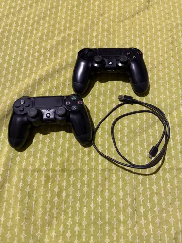 2 controles PS4 Originais Sony com defeitos + Cabo USB