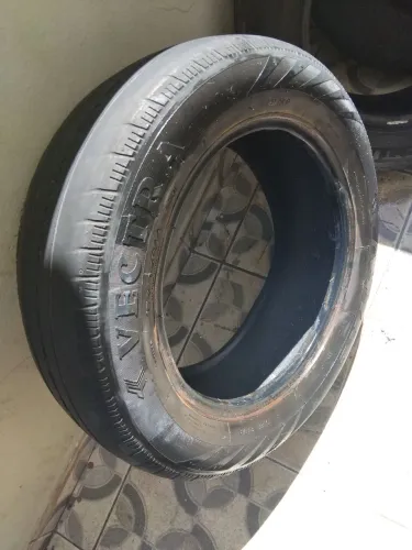 Pneu aro 14 175/65 R 14 vectra nao esta empenado nao tem furo 