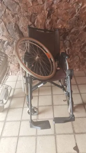 Vendo uma cadeira de rodas usada 