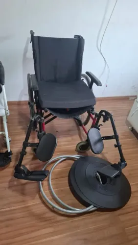 Cadeira articulada com apoio de pernas