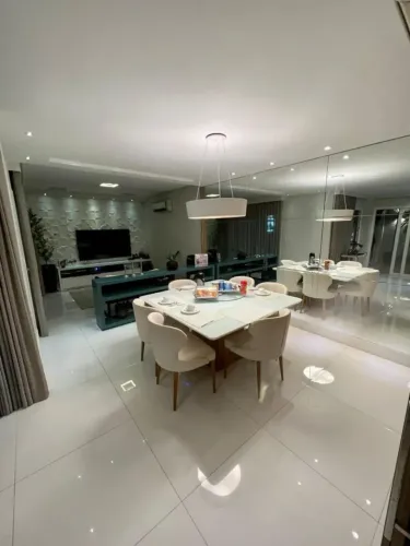 Casa à Venda c/ 3 suites, dependência c/ suite, em condomínio na melhor localização do Bai