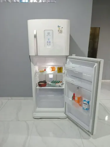 Geladeira Electrolux semi nova 1200 retirar no local