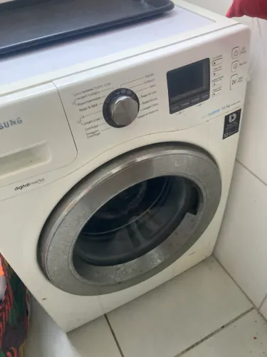 Máquina de lavar Samsung precisa de reparo