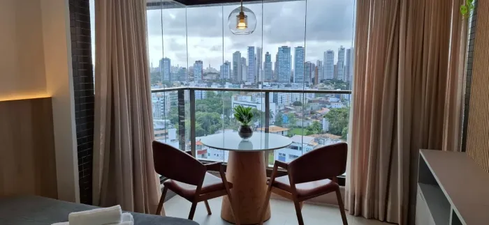 Apartamento studio no Rio Vermelho | 23m², mobiliado, vista mar e piscina no rooftop