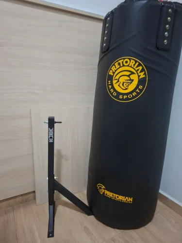 Saco de Boxe Pretorian em couro 50kg original e suporte com correntes.