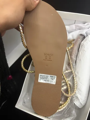 SCHUTZ ORIGINAL | SANDÁLIA RASTEIRA DOURADA | TAM. 35 | NOVA COM CAIXA