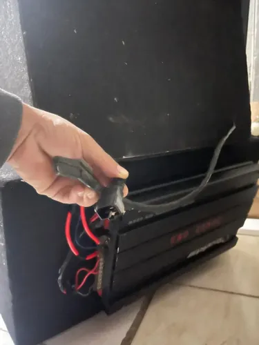 Um trio com o módulo roadstar Power one 2400 rms e mais uma caixa com o  um bravox todo  