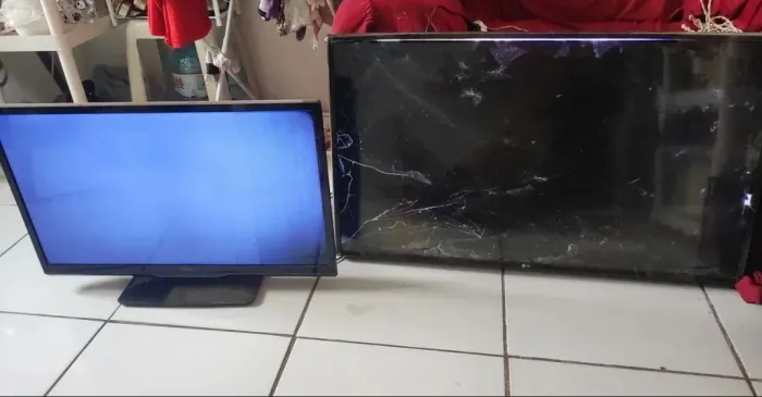 Vendo essas 2 TVs com defeito apenas para retirada de peças