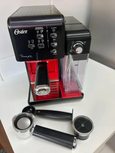 Linda cafeteira Oster Primalatte preta/vermelha. Estado de Nova!