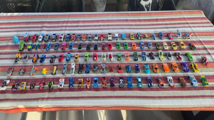 Carrinhos Hot Wheels 100 unidades.