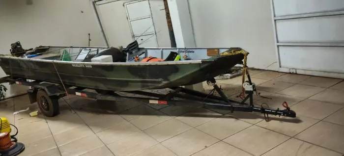 Vendo canoa 6 metros de cumprimento, sem o motor, 