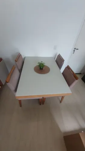 Mesa com 4 cadeiras estofadas bege