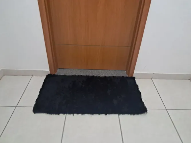 Tapete Malaga - Niazitex medindo 50cm x 1,00m, Preto
