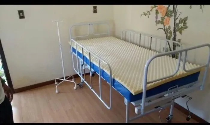 Cama hospitalar 2 manivelas ótimo estado reforçada