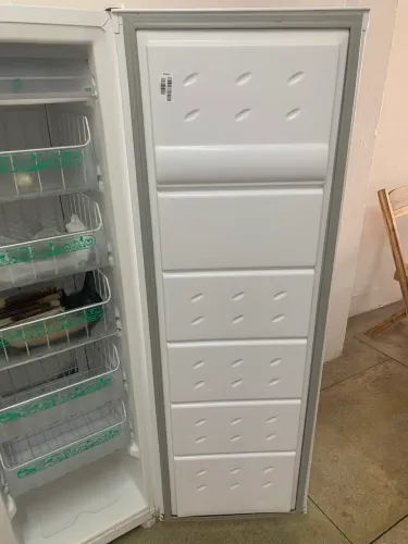 Freezer Vertical Consul 142L