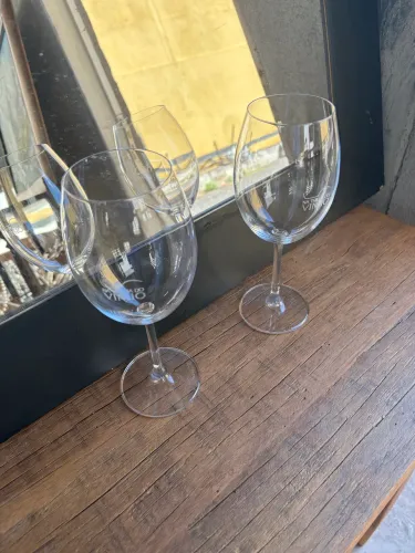 Taça de VINHO TINTO em cristal SÓ 25 REAIS cada unidade.
