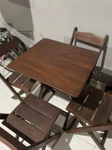 Mesa de madeira com 4 cadeiras