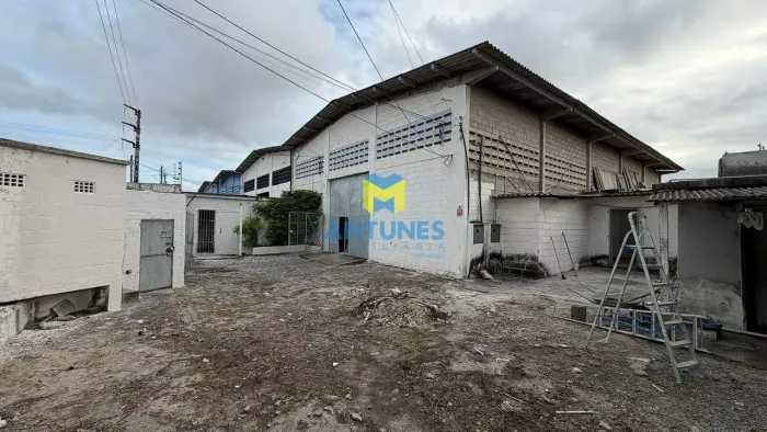Alugue na Imbiribeira galpão com 450m², possui área externa murada