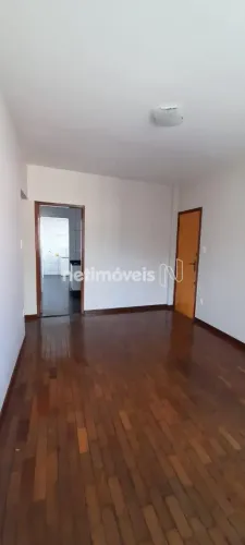 Apartamento reformado com 2 quartos e vaga