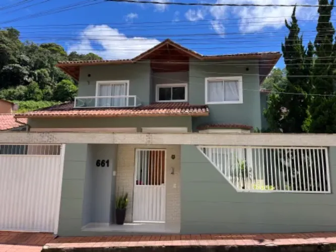 Linda casa em Santa Teresa, 4 quartos sendo 2 suítes, perto do centro, semi mobiliada.