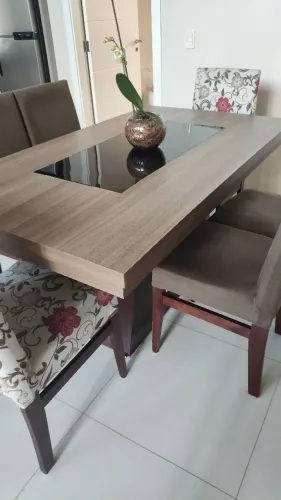Sala de jantar com 6 cadeiras