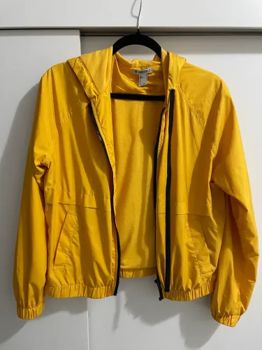 jaqueta corta-vento amarela forever 21
