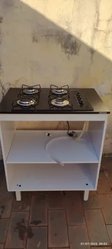Balcão branco para cooktop com cooktop 4 bocas preto