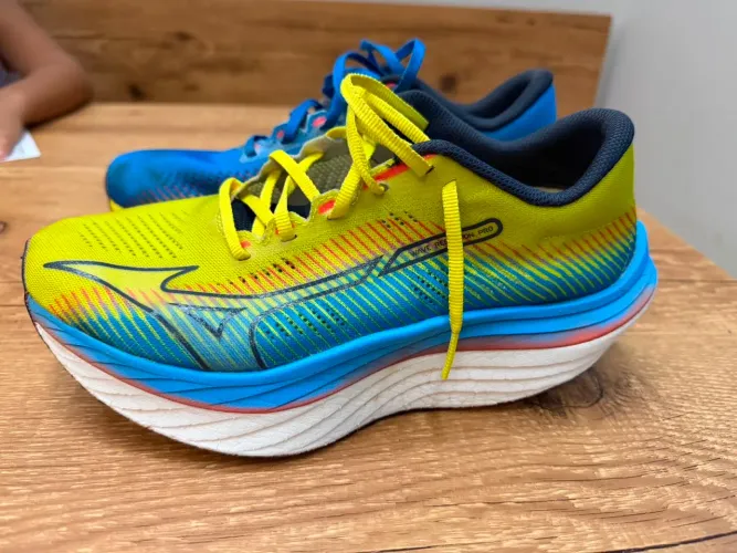 Tênis Mizuno Rebellion pró