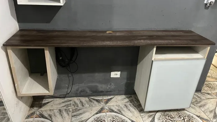 Mesa para home office, estudos ou escritório em MDF verdadeiro, resistente e espaçosa.