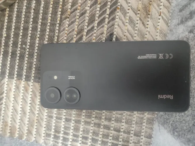Vendo redmi 13c 750$ tudo novo apenas um trincado na película que não afeta em nada