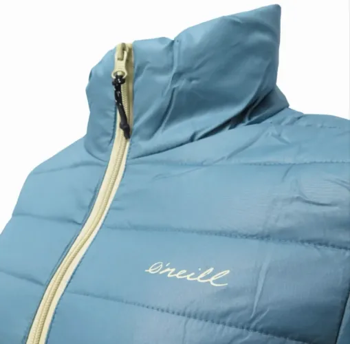jaqueta puffer da marca O'Neill, modelo feminino leve na cor azul claro com zíper 