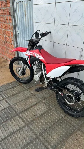 VENDE-SE MOTO DE TRILHA MOTOR CRF 230 