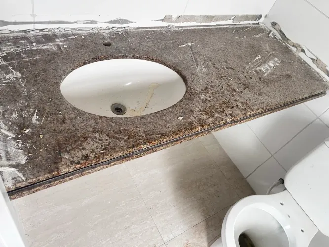Bancada de banheiro em Granito