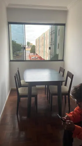 Mesa extensível de madeira + 4 cadeiras 