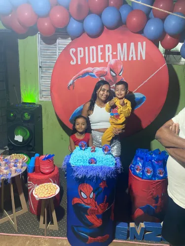 Vendo arco de ferro e kit capas do homem aranha e um kit de três mezinhas pequenas