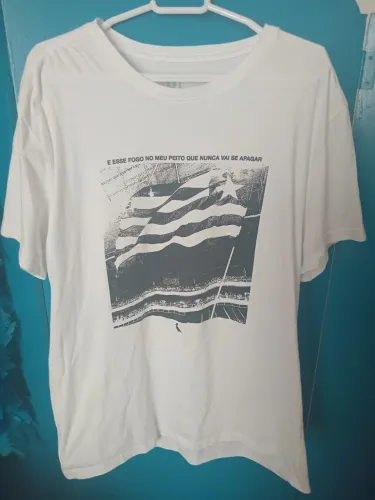 Camiseta Estampa Esse Fogo Botafogo da collab entre a Reserva e o Botafogo