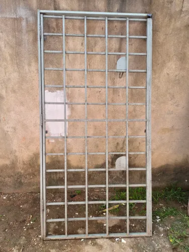 VENDO GRADE DE PROTEÇÃO PARA PORTA