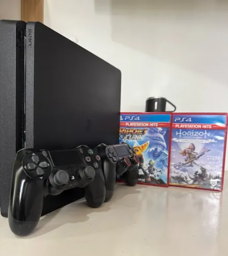 PS4 PlayStation 4 Slim - 1TB + 2 controles (Aceito Cartões).