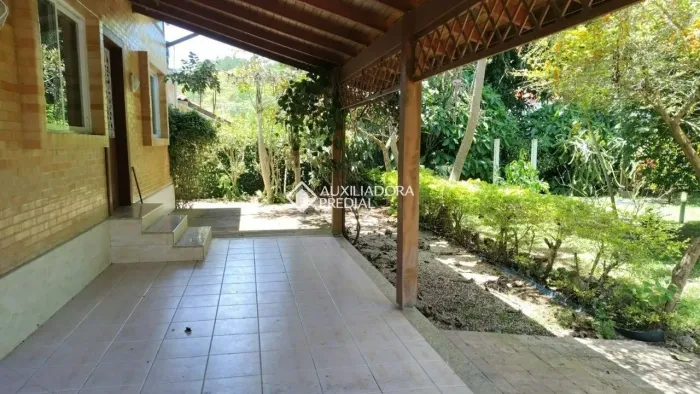 Casa com 110m2 área construída. Diversas árvores frutíferas