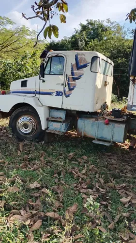 Conjunto Volvo N10 com Carreta RANDON , pronto para trabalhar e prosperar .