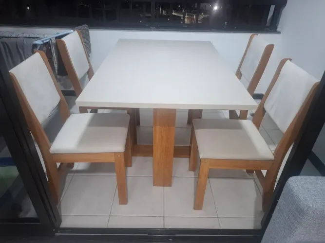 Mesa de Jantar 4 Lugares com 4 Cadeiras - Bom Estado