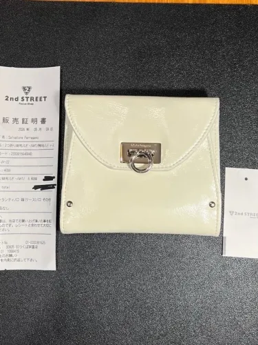 salvatore ferragamo carteira bifold branca couro envernizado 100% original