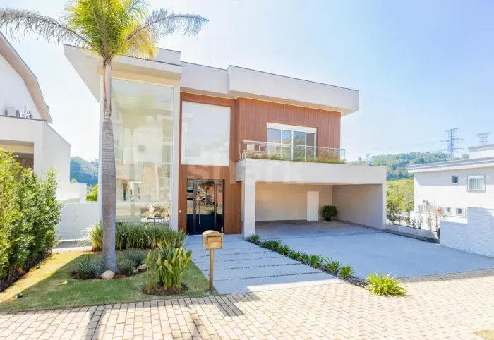 CASA EM CONDOMÍNIO FECHADO, COM 03 SUÍTES, 04 VAGAS, ALPHAVILLE - SP