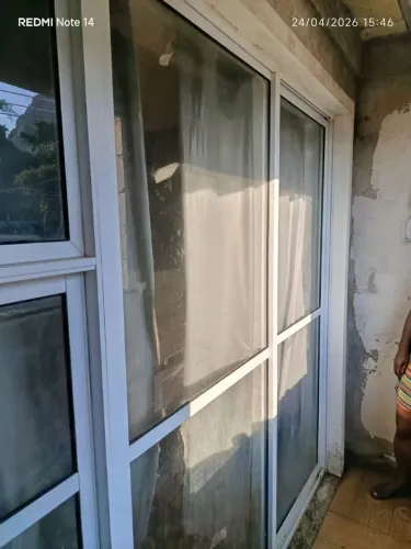 Porta de correr alumínio branco 3 folhas
