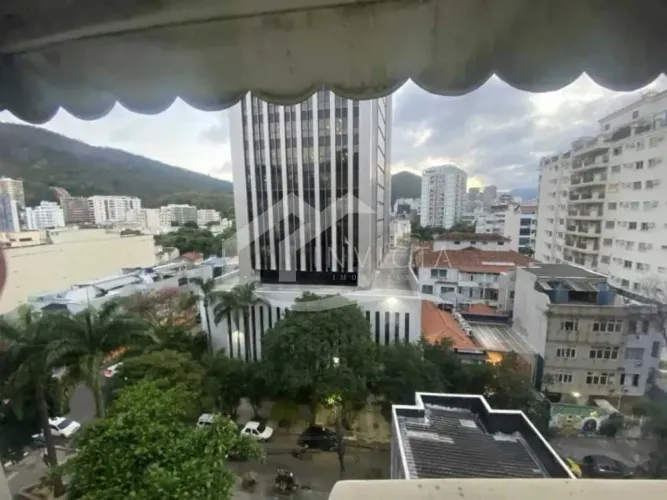 APARTAMENTO DE DOIS QUARTOS COM VAGA EM RUA NOBRE DE BOTAFOGO