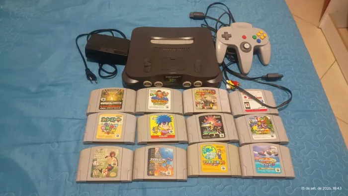 Nintendo 64 com um controle paralelo funcionando com 11 fitas 6 funcionando e 5 não
