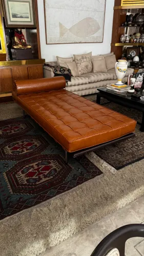 Chaise longue estilo Barcelona Daybed em couro caramelo com capitonê.