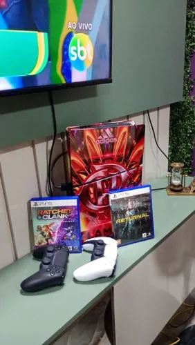 Vendo esse vídeo game PS5 3300 até de 3000 vai dóis controle e dois jogos